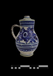 Fajánsový džbánek na víno